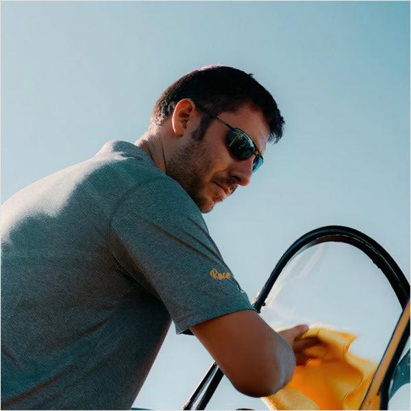 The Perfect Gift Ideas for Pilots: From Sunglasses to Aircraft Models